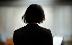 背影议论文，当代人为何仍被父爱背影触动？