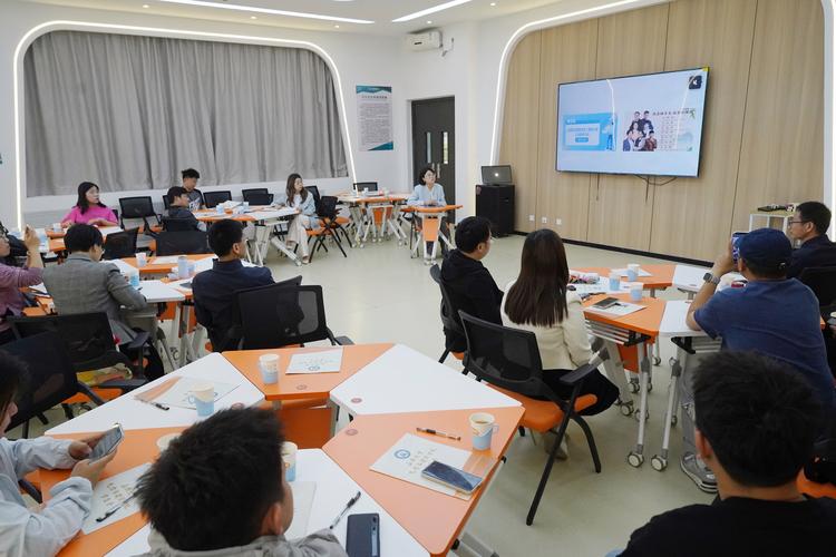 深圳大学辅导员有何育人特色？-图1