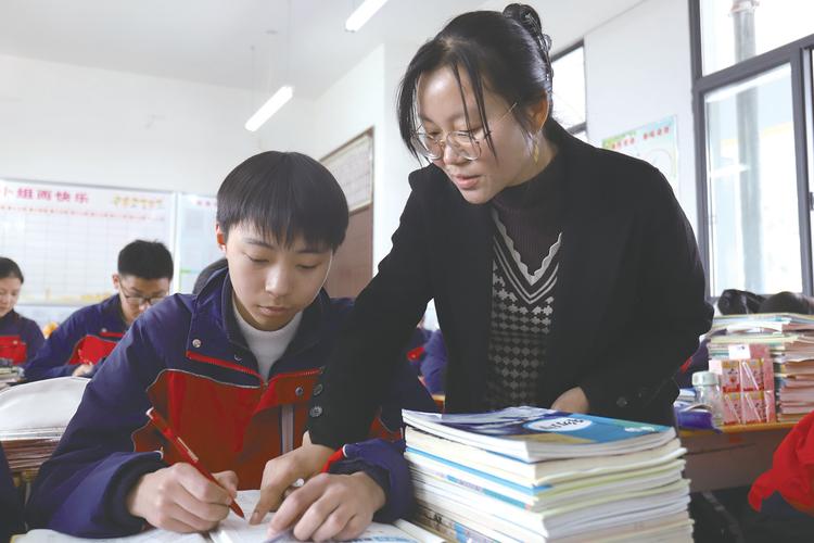 辅导学生图片藏着什么教育密码?-图1 辅导学生图片藏着什么教育密码?-图1