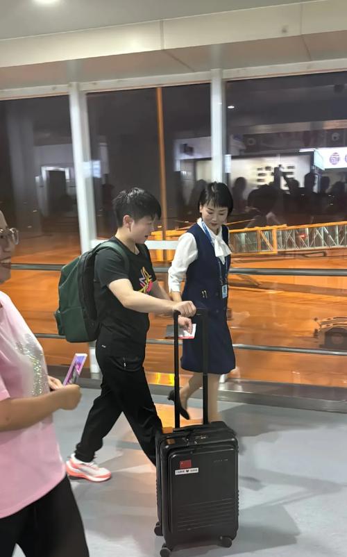 机场辅导员，为何会出现在机场？-图1