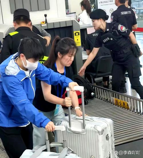 机场辅导员，为何会出现在机场？-图2