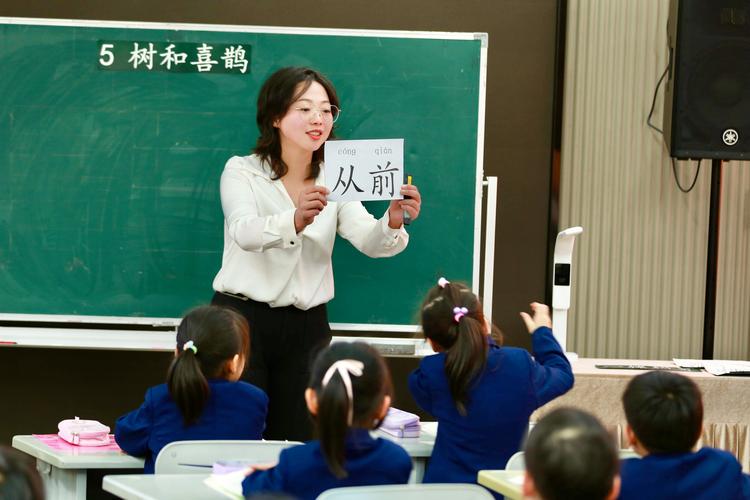 小学辅导班语文老师，如何高效提升学生成绩？-图1