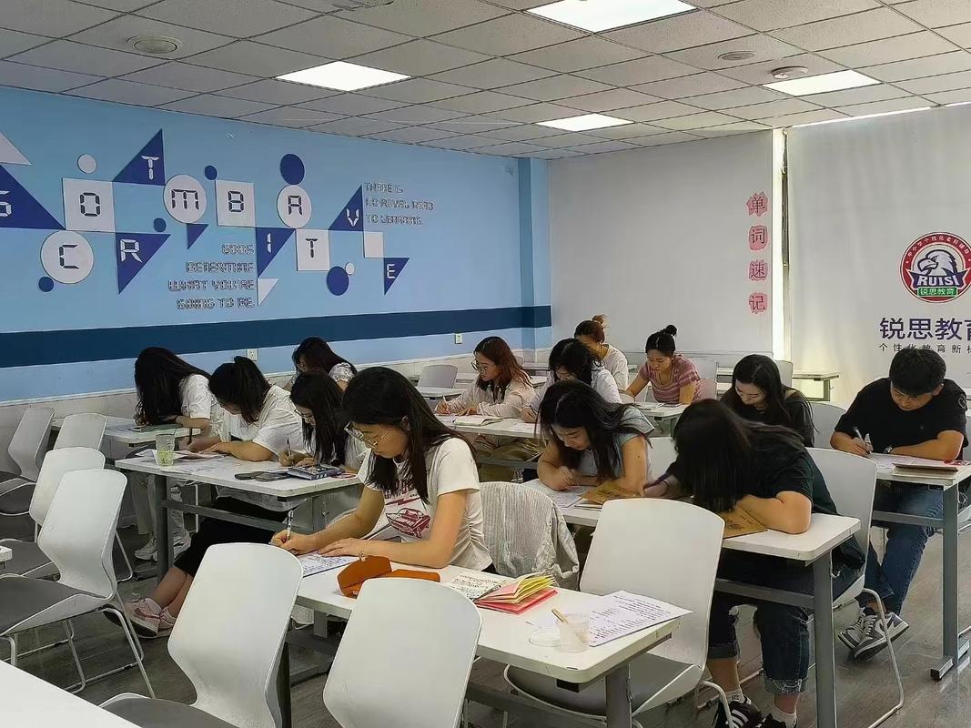 辅导员如何平衡行政事务与教学任务，上课时如何将思政教育自然融入专业课堂？-图2