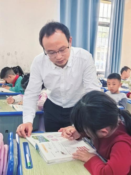 辅导员如何平衡行政事务与教学任务,上课时如何将思政教育自然融入专业课堂?-图1 辅导员如何平衡行政事务与教学任务,上课时如何将思政教育自然融入专业课堂?-图1