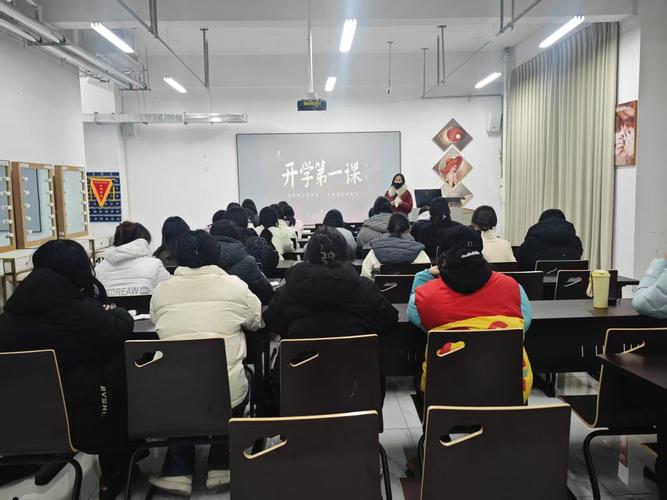辅导员如何在新生开学第一课中构建信任桥梁，为四年大学生涯奠定成长基石？-图2