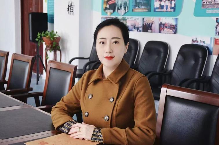 和大学女辅导员-图2