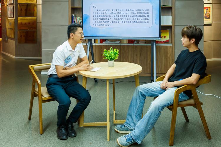 辅导员耐心为何能点亮学生心灵？-图2